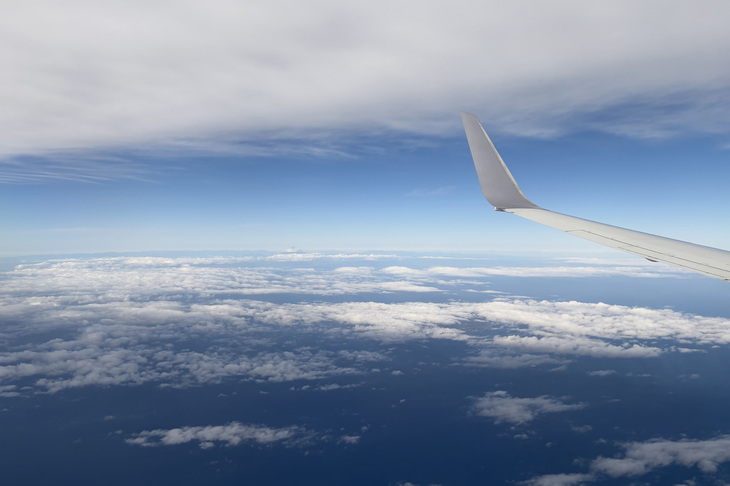 出張帰りの飛行機の中から。写真の中央、遠くに富士山が写っています。羽田空港に着くまで、富士山をテーマとする童謡が脳内でリフレインされていたことは言うまでもありません。（櫻井）