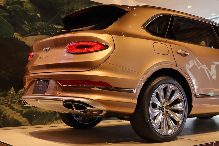 ベントレー・ベンテイガEWBアズール ファーストエディション（リアまわり）