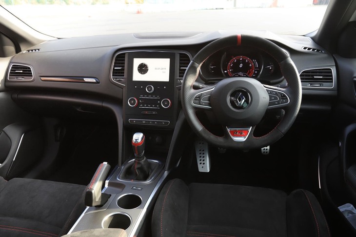 「メガーヌR.S.カップ」のインテリア。ブラックを基調に、レッドの差し色でドレスアップされている。日本仕様車は右ハンドルのみとなる。