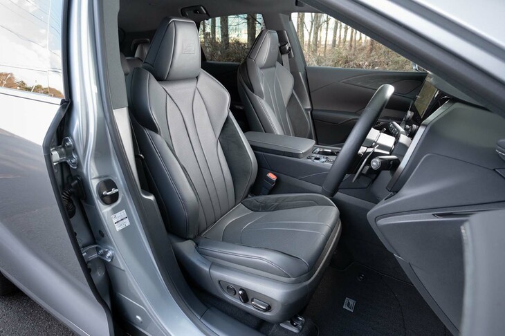 シートにはウルトラスエードと本革のコンビ表皮を採用。内装色は今回の試乗車のブラックのほかにダークローズも選べる。