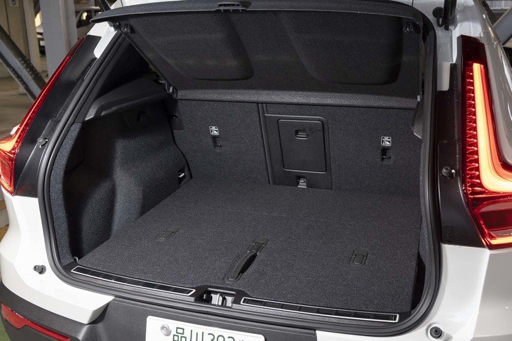 荷室の容量は452リッター。奥行きよりも横幅で容量を稼ぎ出している。