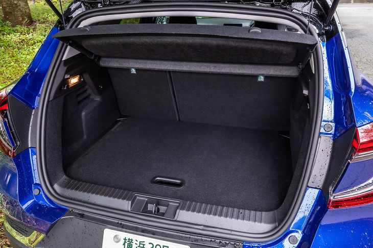 荷室容量は5人乗車の通常使用時で440リッター。背もたれには60：40の分割可倒機構も備わっている。2座連結側の背もたれを前方に倒すと、ゴルフバッグ3個を縦方向に並べて収納できる。