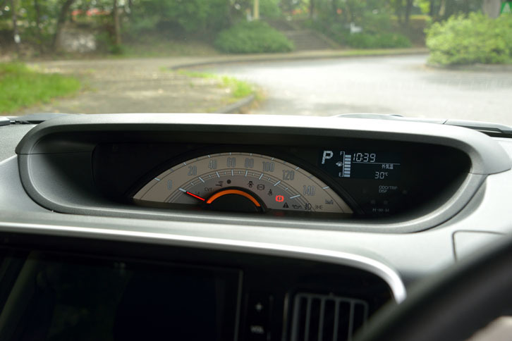 「X“リミテッド メイクアップSA II”」のセンターメーター。「G“メイクアップ SA II”」の3眼式とは異なる、1眼タイプになっている。