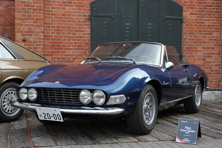 Dクラスで優勝した1967年「フィアット・ディーノ・スパイダー」。量産エンジンをベースとするF2用エンジン規定を満たすため、フェラーリが開発したV6を量産すべく生まれたモデル。「ディーノ206GT」用をデチューンしたDOHC 2リッターV6を搭載。