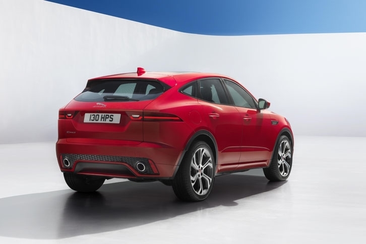 ドライブトレインはFFレイアウトがベース。ディーゼルエンジン搭載車には4WDのほかにFF仕様も存在する。