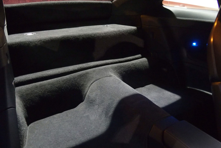 リアシートがあった場所はラゲッジスペースに。シート本体や遮音材などが省かれることで、車重は8段PDKの「911カレラ」を35kg下回っているという。