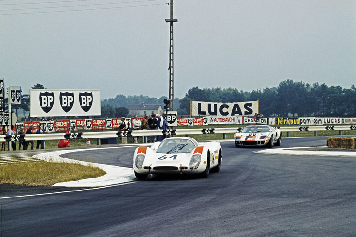 1969年のルマンで、「フォードGT40」とまれに見る大接戦を繰り広げたハンス・ヘルマン／ジェラール・ラルース組の「ポルシェ908LH」。