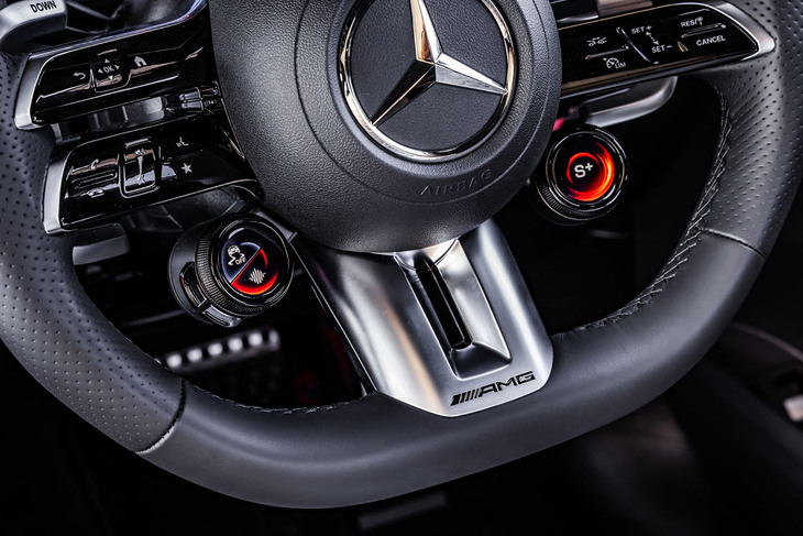 「AMGパフォーマンスステアリング」の左右スポーク下部に、「AMGドライブコントロールスイッチ」が配置されている。走行モードや各設定をワンタッチで呼び出すことができる。