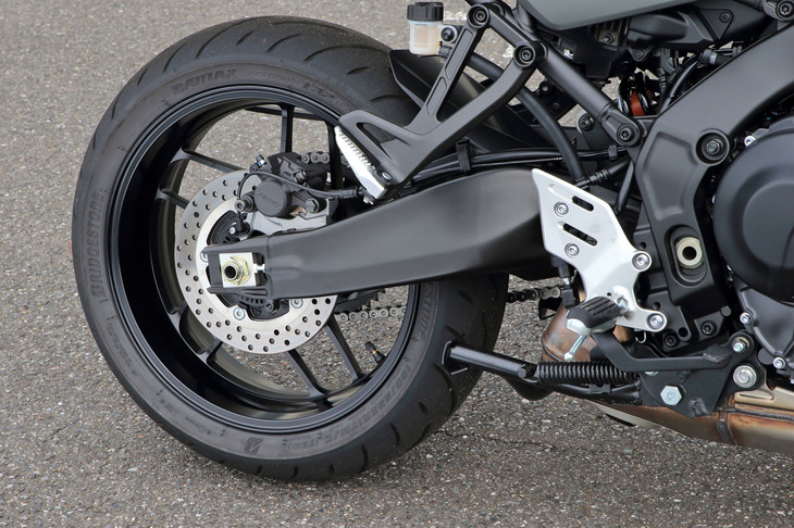 「MT-09」より60mm長いリアアーム。ホイールベースは同車より70ｍｍ長い1500mmとなっており、ツアラーらしい、高い走行安定性を実現している。