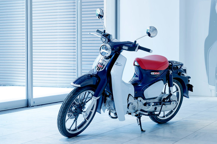 「モンキー125」と並ぶホンダの注目モデル「スーパーカブC125」。他のモデルとは異なる車体デザインや各部の装飾、切削光輝加工のアルミキャストホイールなどを特徴とする、スーパーカブの最上級モデルだ。