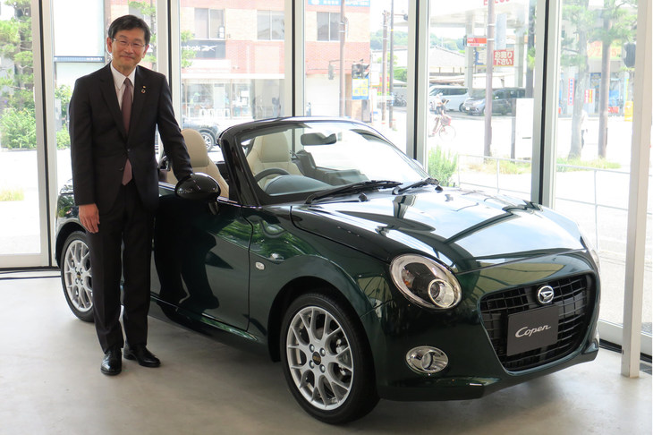 「ダイハツ・コペン20周年記念特別仕様車」とダイハツ工業の武田裕介取締役。