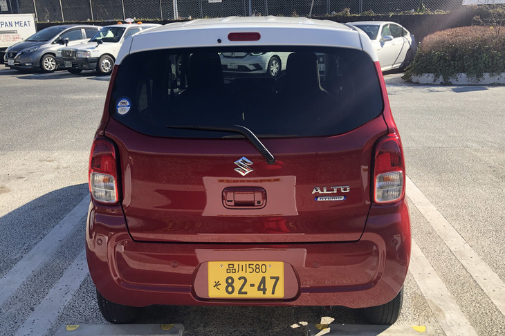 今回試乗した「アルト ハイブリッド」のボディーカラーは、ピンクっぽい赤と白のツートンだった。見た目はオシャレなのだが、いったん走りだすと、公道では誰からも優しくしてもらえないことがわかった。