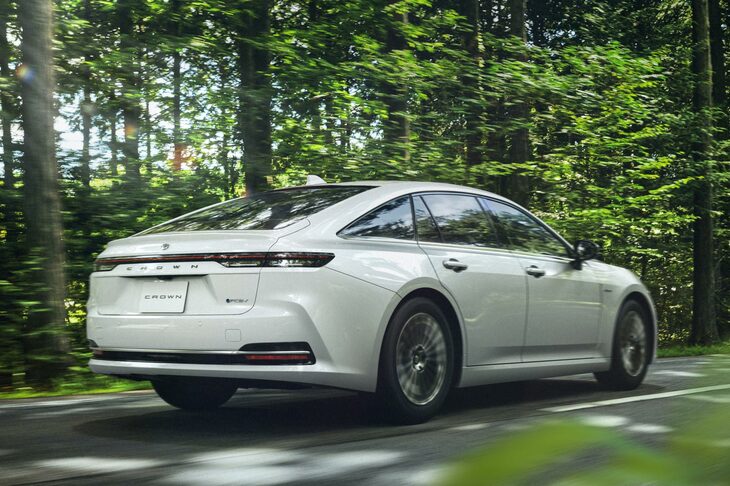 顔はアクが強い「トヨタ・クラウン セダン」だが、サイドやリアは比較的すっきりした意匠となっている。