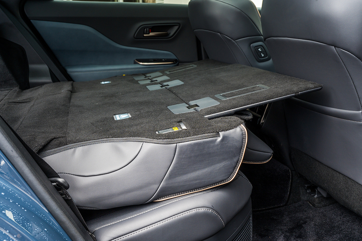 後席足元の空間を埋める「ラゲッジルーム拡張ボード」は、使わないときは後席の後ろに格納しておける。耐荷重は20kg。