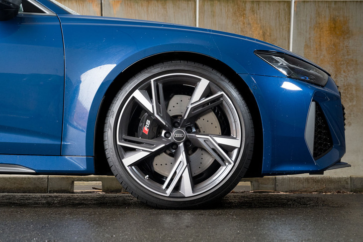 拡大されたフェンダー内には285/30ZR22の「ピレリPゼロ」が収まっている。