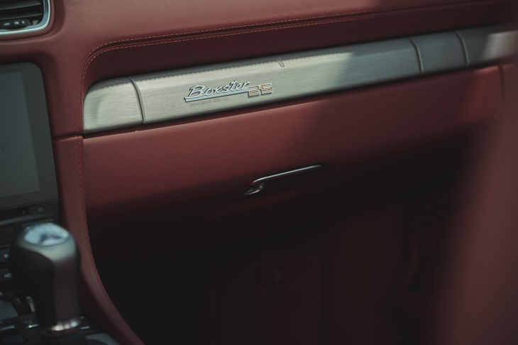 ダッシュボードインサートに備わる「Boxster 25」のロゴ。