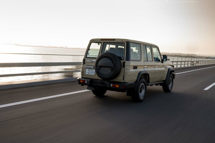 「ランドクルーザー“70”」の生産を担うのはトヨタ車体の吉原工場で、月に400台が出荷されるという。受注については「すでに向こう2年の生産分が埋まった」との情報もある同車だが、簡単に生産台数や日本向けの枠を増やせるクルマでもない。本当に欲しいという人は、腰を据えて待つしかないだろう。