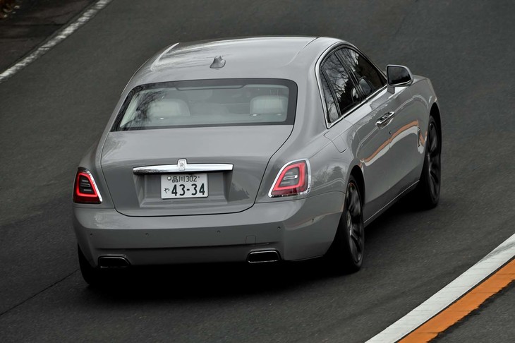 【ロールス・ロイス・ゴーストのスペック】
	ボディーサイズ：全長×全幅×全高＝5546×2148×1571mm／ホイールベース：3295mm／車重：2490kg／駆動方式：4WD／エンジン：6.75リッターV12 DOHC 48バルブ ツインターボ／トランスミッション：8段AT／最高出力：571PS（420kW）/5000rpm／最大トルク：850N・m（86.7kgf・m）/1600-4250rpm／タイヤ：（前）255/40R21 102Y／（後）285/35R21 105Y（ピレリPゼロ）／燃費：15.2-15.7リッター/100km（約6.4-6.6km/リッター、欧州複合モード）／価格：4506万8150円（試乗車の場合。オプション装備の価格を含む）
	
	【取材時の燃費データ】
	テスト距離：230.1km（市街地1：高速道路7：山岳路2）／使用燃料：--リッター（ハイオクガソリン）／参考燃費：--km/リッター（満タン法）／5.2km/リッター（車載燃費計計測値）