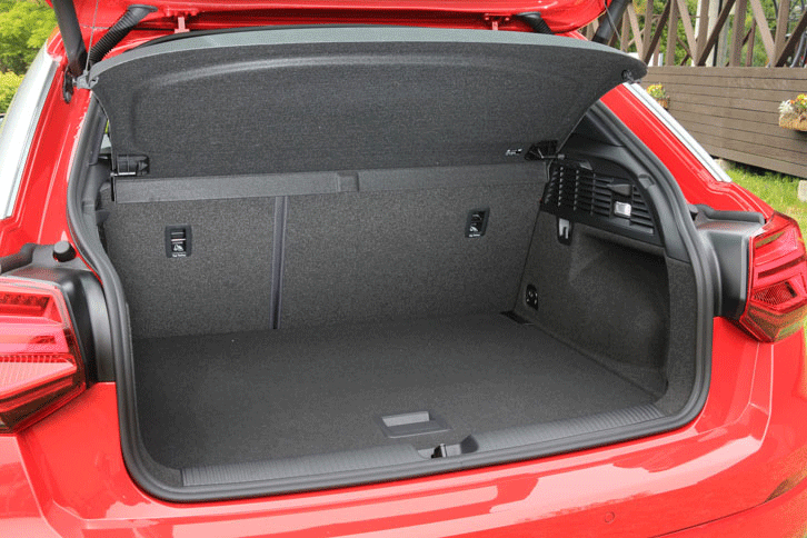 荷室の容量は、5人乗車時で405リッター。後席の背もたれを倒すことで最大1050リッターにまで拡大できる。（写真をクリックすると荷室のアレンジが見られます）