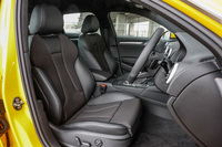 「Sラインパッケージ」の前席には、専用のスポーツシートが備わる。