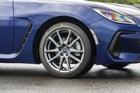 「ミシュラン・プライマシーHP」が組み合わされる、17インチのアルミホイール。18インチのものも同じ10スポークだが、別のデザインが採用されている。