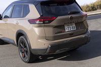 この試乗車のボディーカラーは「ロッククリーク」専用の「キャニオンベージュ×スーパーブラック」の2トーン。どの色を選んでもフロントマスクはブラックだ。