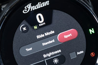 ライディングモードは「ツアー」「スタンダード」「スポーツ」の3種類。スポーツを選ぶとエンジンのピックアップが一気に鋭くなる。