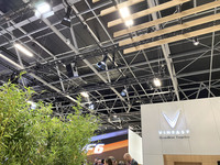 出展費用節減の折、照明は各社ともかなり簡略化されていた。ターンテーブルを備えたブランドもごくわずか。プレスデーに関して言えば、いわゆるコンパニオンを配したのは中国のBYDのみだった。