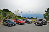 2021年5月12日に日本導入が発表された「ティグアン」のマイナーチェンジモデル。今回の試乗車は導入記念の特別仕様車「TSIファーストエディション」（写真右）で、車両本体価格は524万9000円。