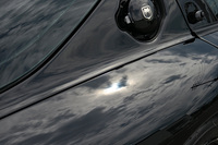 家の近所の駐車場にて、あまりにも車体に映り込んだ雲の表情が豊かだったので、思わず撮影。自分のクルマでこんな写真を撮る日がくるとは……。