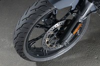 ラインナップの中でもスポーティーな性格の「チーフ ダークホース」。前：19インチ、後ろ：16インチのキャストホイールを履き、ハンドルやペダルもより積極的にバイクを操れるしつらえとなっている。