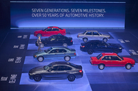 お披露目会にはE21からG20まで、全7世代の「3シリーズ」が並べられた。新型「i3」の開発コードはNA0。