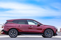 「iX xDrive50」のボディーサイズは全長×全幅×全高＝4955×1965×1695mm、ホイールベースは3000mm。ホイールベースが長く、タイヤも大きいため大きく見えるが、フットプリントは「X5」と同等だ。