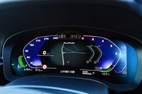 メーターパネルの基本的なデザインは、ベースとなる「BMW 5シリーズ」のものと変わらないが、ブルーやグリーンのカラーリングで差別化が図られている。