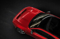 フロントマスクには大きくエアダクトがあけられており、空気がボンネットの上へと流れていく。これにより、四角いフロントマスクと空力性能の両立を図っているのだ。