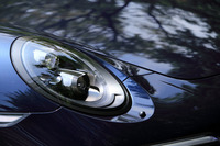 
	ステアリングと連動して照射角度を調整するLEDヘッドランプ。45万5000円のオプションとして用意される。
	