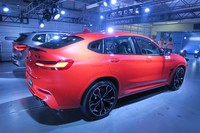 「コンペティション」モデルでは「X3 M」「X4 M」とも、キドニーグリルやテールパイプなど一部のエクステリアパーツがブラックで統一されている。