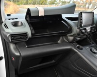 助手席前方のふた付き収納スペース。車検証ケースがピッタリと収まる。