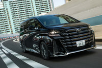 「アルファード」人気の沸騰により、一時は廃止寸前まで追い詰められた「ヴェルファイア」。現行型は、デザインだけでなくパワートレインの設定や足まわりの調律など、多方面でよりオーナーカー寄りのモデルとなった。（写真：山本佳吾）