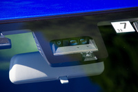 「ハイブリッドSL」には、自動緊急ブレーキや誤発進抑制制御機能、前走車追従機能付きクルーズコントロールなどの運転支援システムが標準装備される。