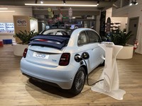 イタリアの電力会社であるエネルXのカウンターも隣にあるので、家庭用チャージ設備の相談もすぐに可能。