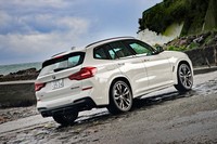 「X3 M40d」には、写真の「アルピン・ホワイトIII」を含む全5色のボディーカラーが用意される。