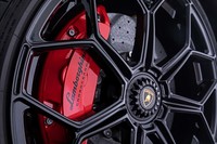 カーボンセラミックディスクブレーキが標準装備されている「アヴェンタドールSVJ」。前400×38mm、後ろ380×38mmというサイズで、前6ピストン、後ろ4ピストンのキャリパーがセットされている。