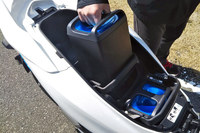 シートの下に収まる2つの脱着式リチウムイオンバッテリー。蓄電量はひとつにつき20.8Ah。重さは約10kgだ。