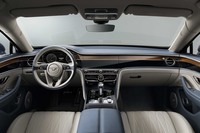 インストゥルメントパネルは先代のウイング型から大きく変わり、すっきりとした水平基調のデザインに。センターのパネルが回転すると、12.3インチのタッチパネル式モニターが現れる。