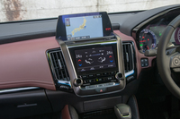 縦に2つ並んだセンタースクリーンは新型の特徴的な装備のひとつ。下段のものはタッチパネルとなっており、エアコンやナビの操作はこちらで行う。