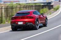 足まわりには、各輪の油圧ダンパーそれぞれに48Vの電動アクチュエーターを備えたアクティブサスペンションを採用。既存のシステムより高い周波数で伸縮を制御し、コーナーではロールを抑え、連続するバンプに際しても、タイヤを適切に路面に接地させることができる。