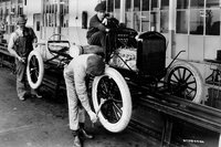 「T型」は1924年に累計生産台数1000万台を達成するが、同年より生産・販売台数は減少に転じることとなる。写真は、ハイランドパーク工場のラインを流れる1000万台目のT型。