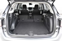 後席を倒し、荷室を最大化した状態。後席の背もたれ部分には、若干の傾斜が残る。