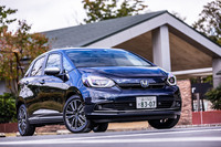 クロームメッキのモールが備わる専用エクステリアや本革シート（前席にヒーターを内蔵）などが採用される最上級グレード「フィットe：HEVリュクス」。写真はFF車で、車両本体価格は249万9200円。